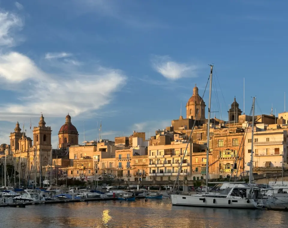 Borgo storico in pietra chiara affacciato sul porto