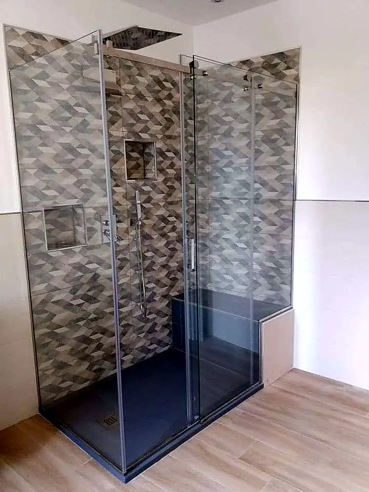 Box doccia angolare in cristallo con rivestimento in gres decorato