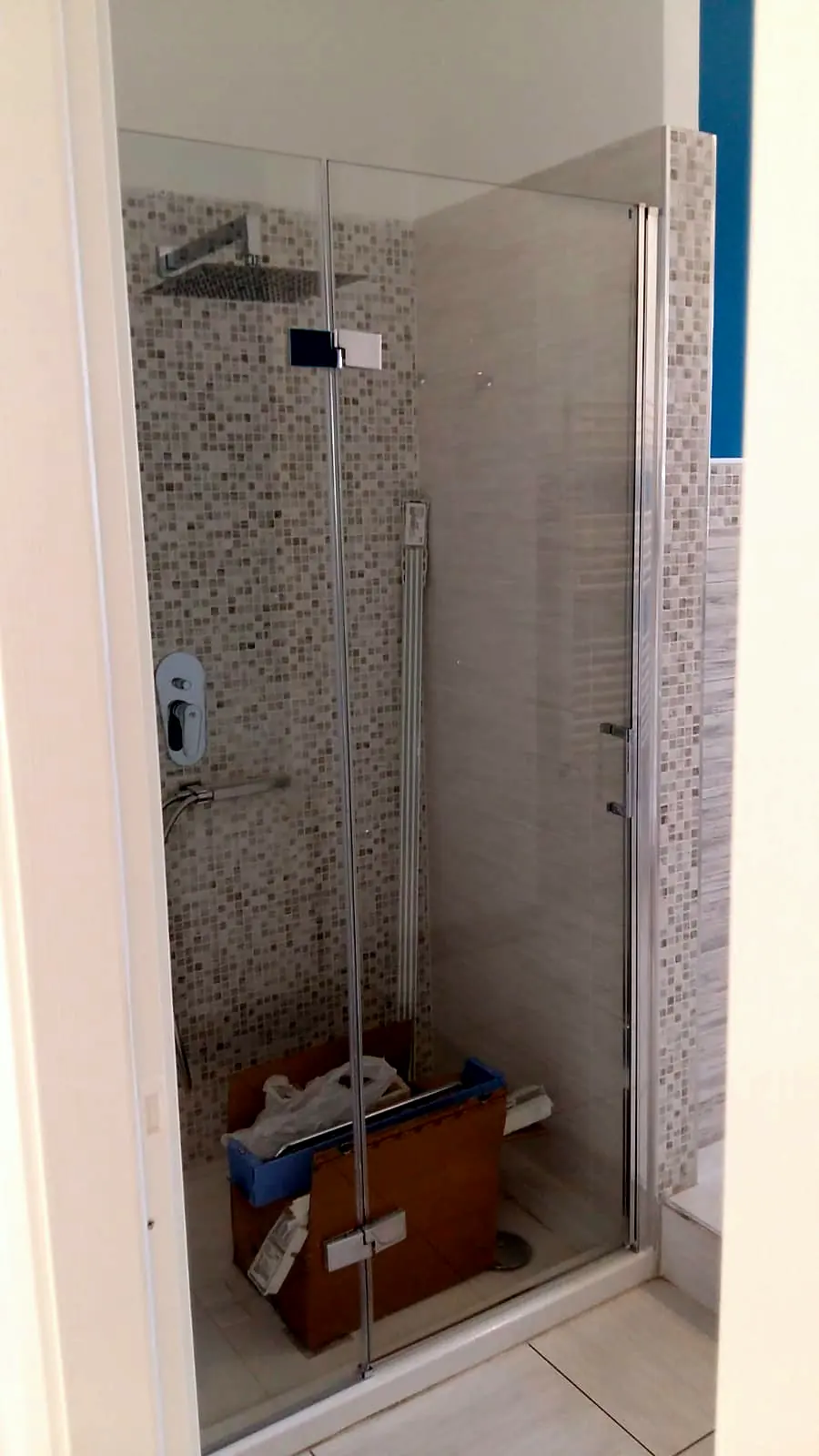 Box doccia in cristallo con rivestimento a mosaico