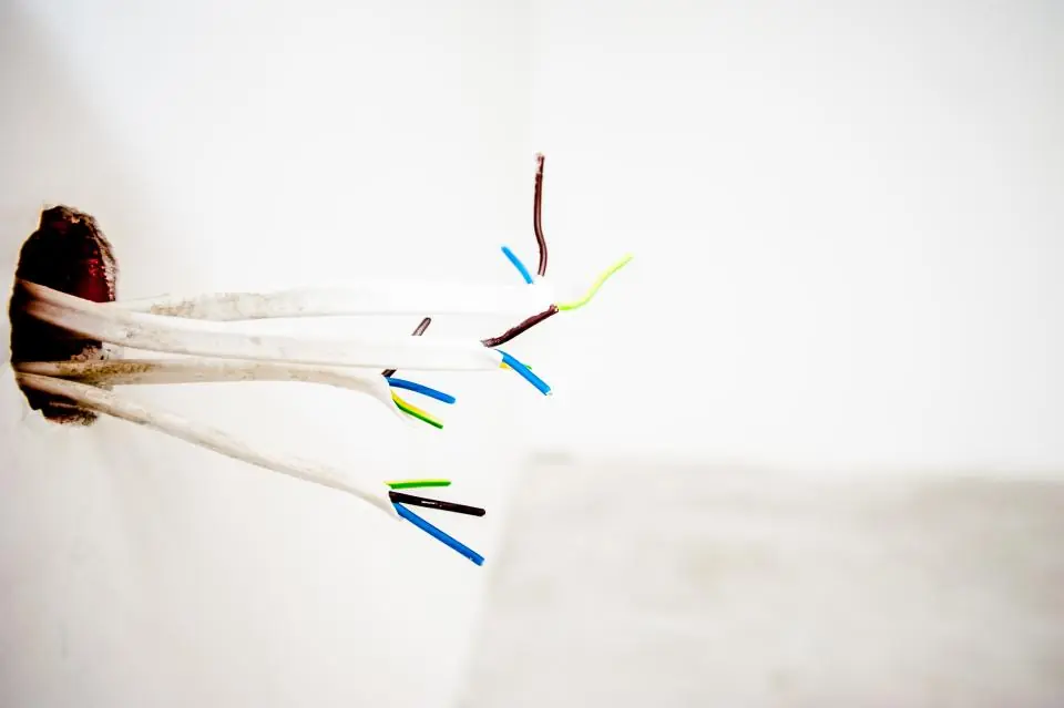 Cavi elettrici che escono dalla parete prima della finitura
