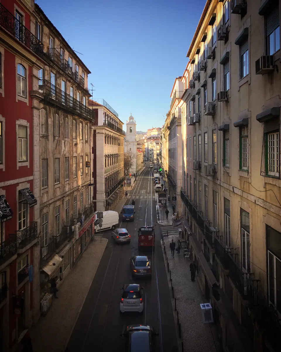 Via di un centro storico con facciate antiche