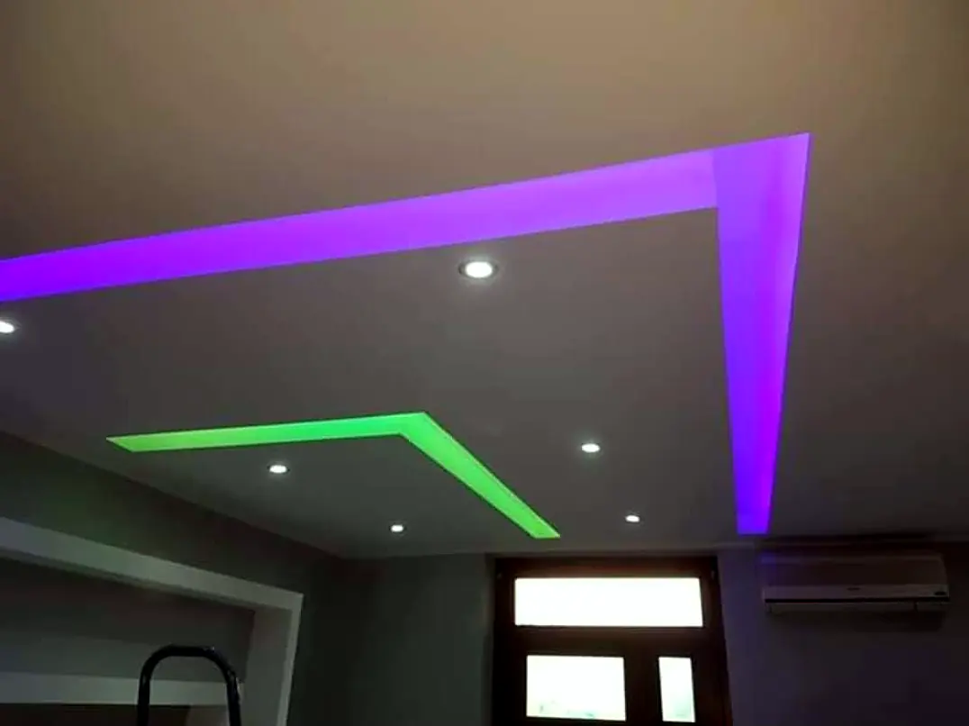Controsoffitto in cartongesso con strisce LED colorate