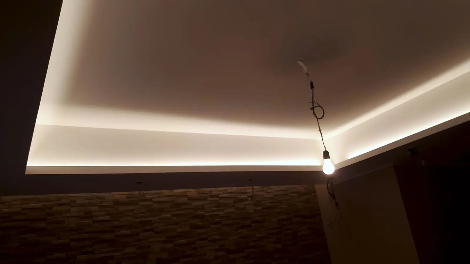 Controsoffitto in cartongesso con taglio di luce indiretta
