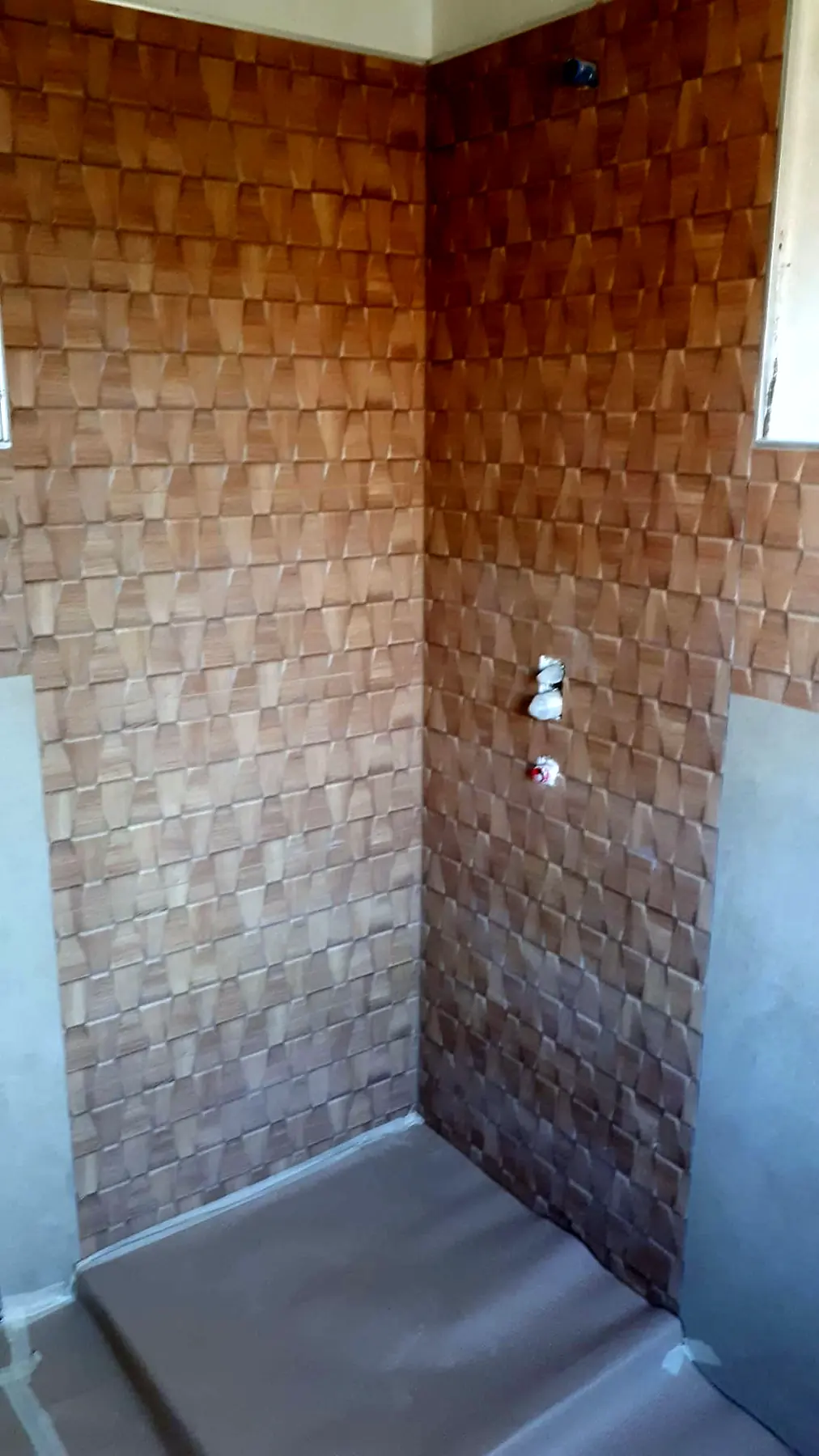 Rivestimento tridimensionale di una doccia in posa