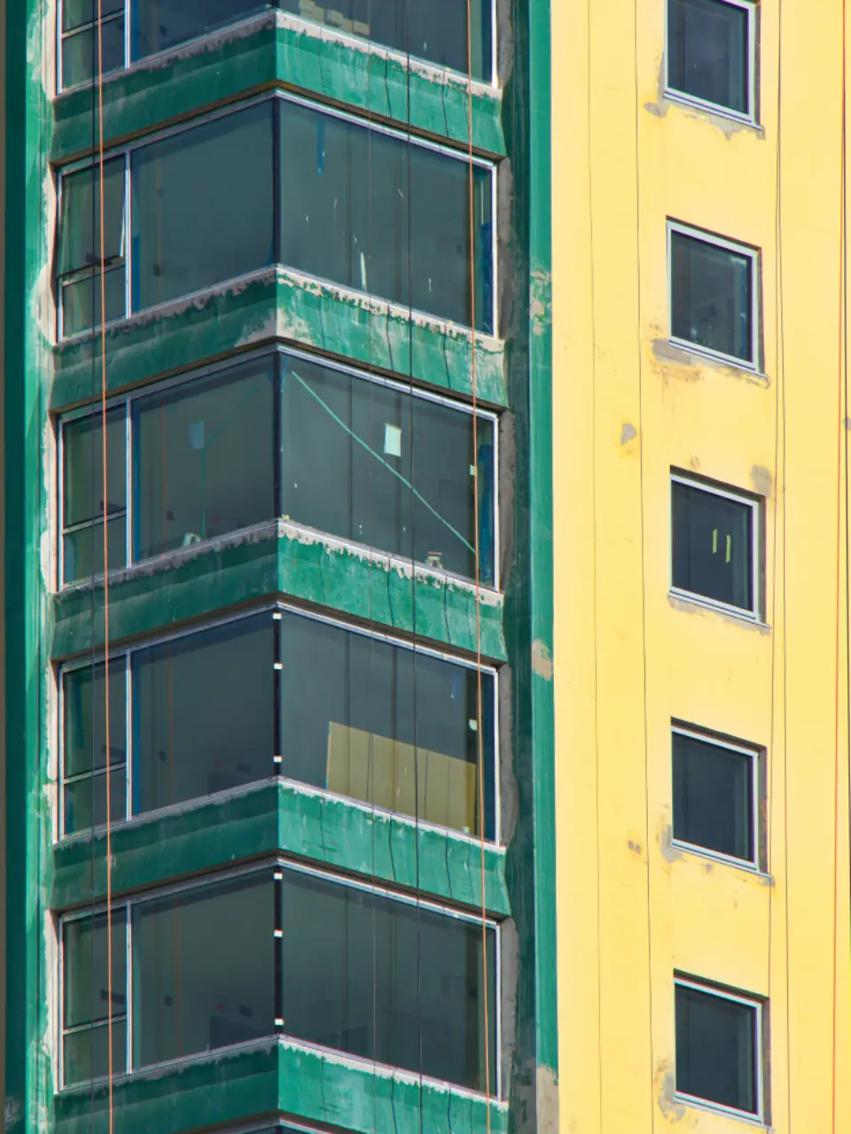 Facciata con tinte verde e giallo