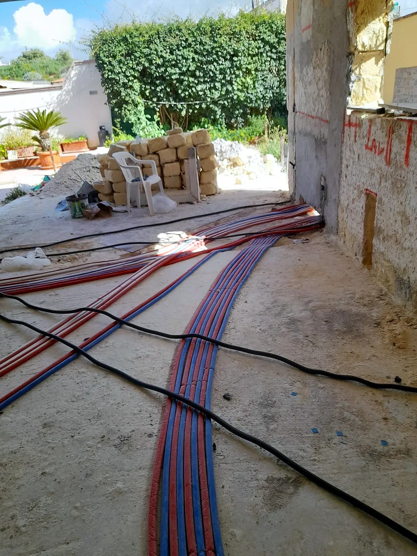 Tubazioni dell’impianto idraulico e corrugati elettrici a pavimento in una villa
