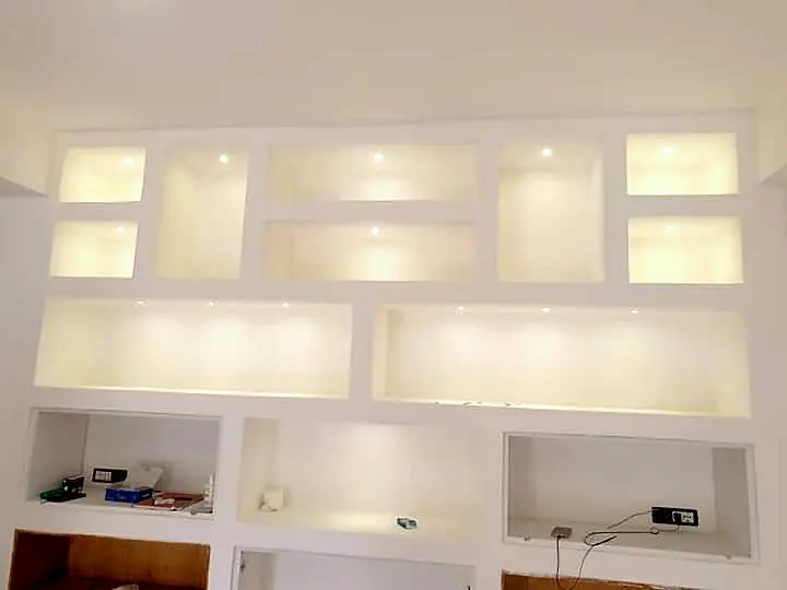 Libreria in cartongesso con nicchie illuminate