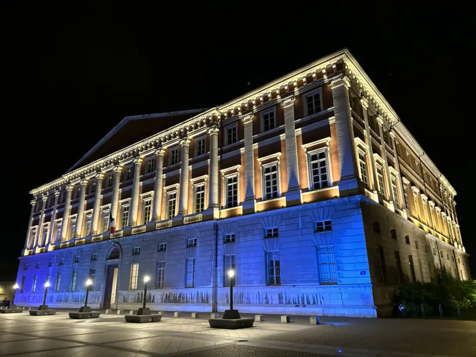 Facciata di palazzo con colonnato illuminata di sera