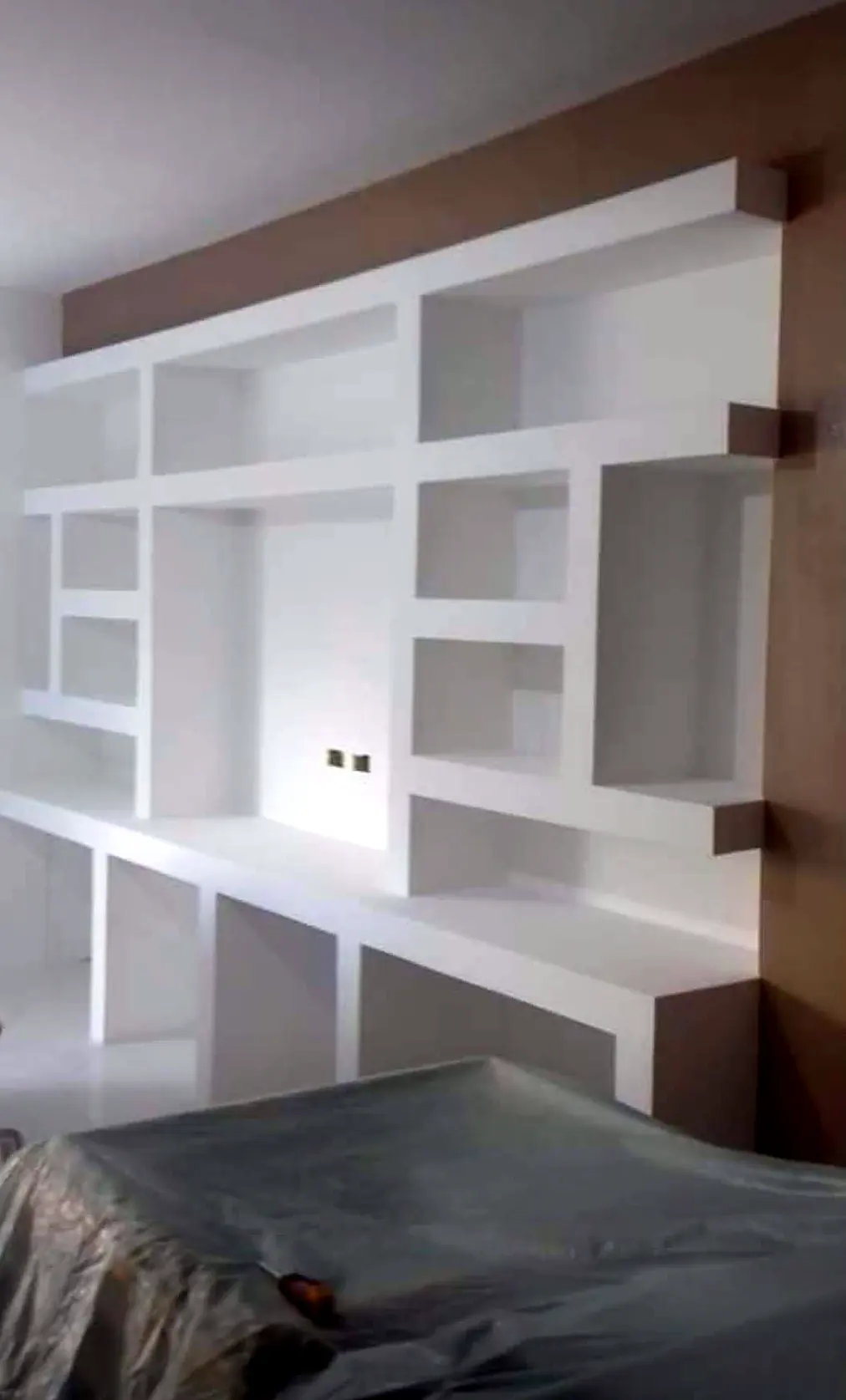 Parete attrezzata in cartongesso bianco con mensole e vani