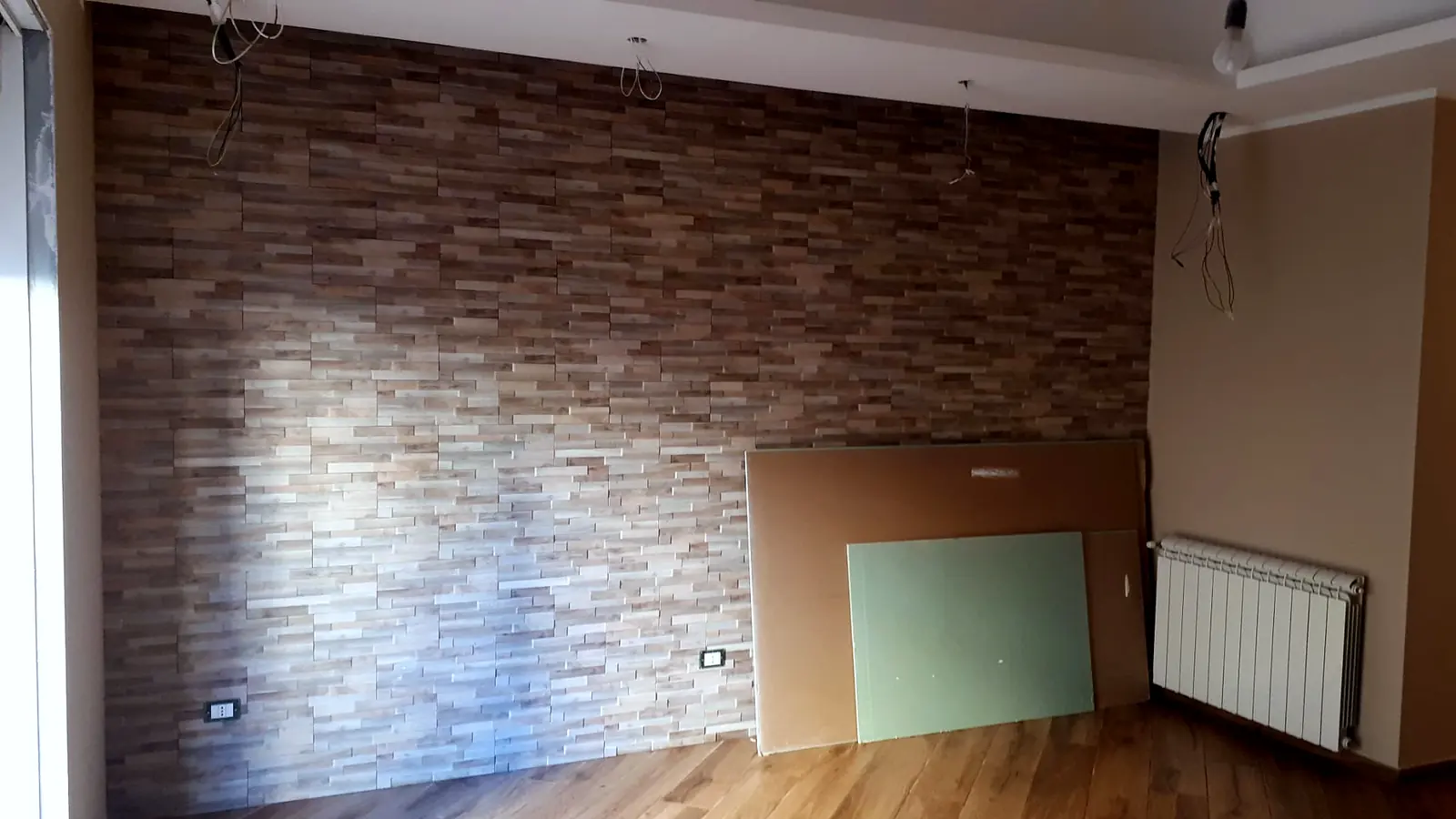 Parete rivestita effetto pietra e lastre di cartongesso pronte per la posa