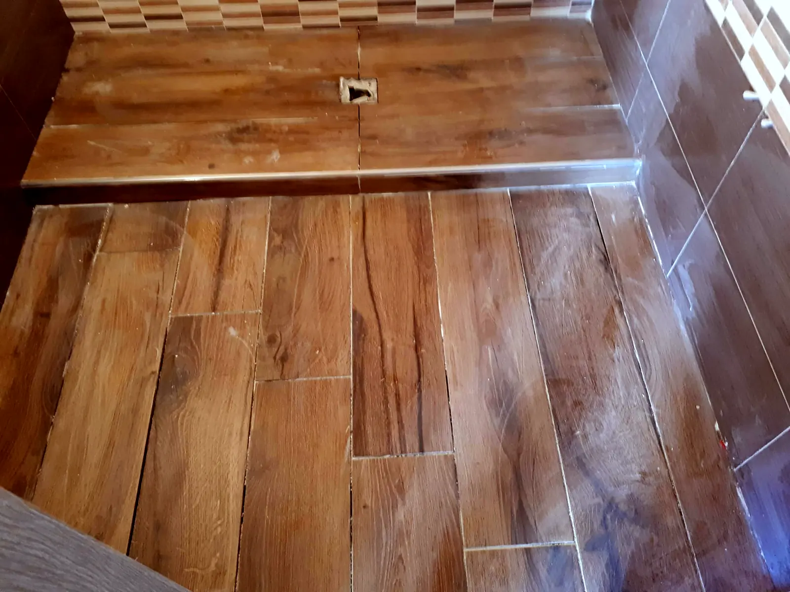 Piatto doccia rivestito in gres effetto legno, con lo scarico