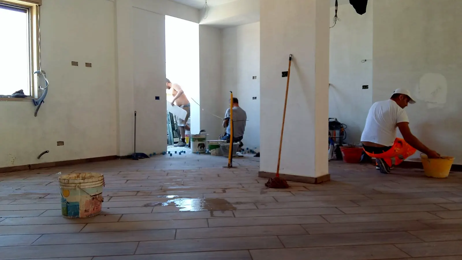 Posa di un pavimento effetto legno: la squadra al lavoro