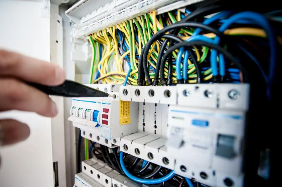 Verifica di un quadro elettrico con il cacciavite