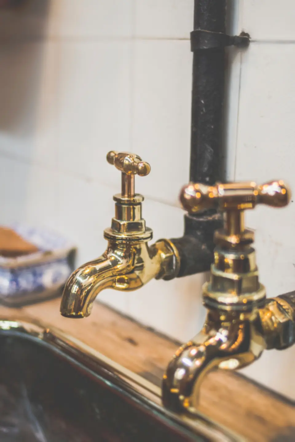 Rubinetti in ottone su un lavabo