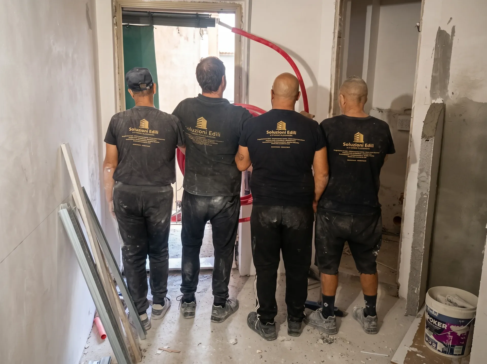 La squadra in un appartamento in ristrutturazione