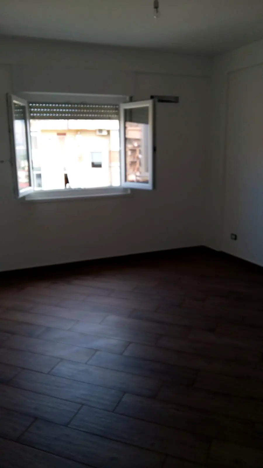 Stanza ristrutturata e luminosa, pronta da arredare