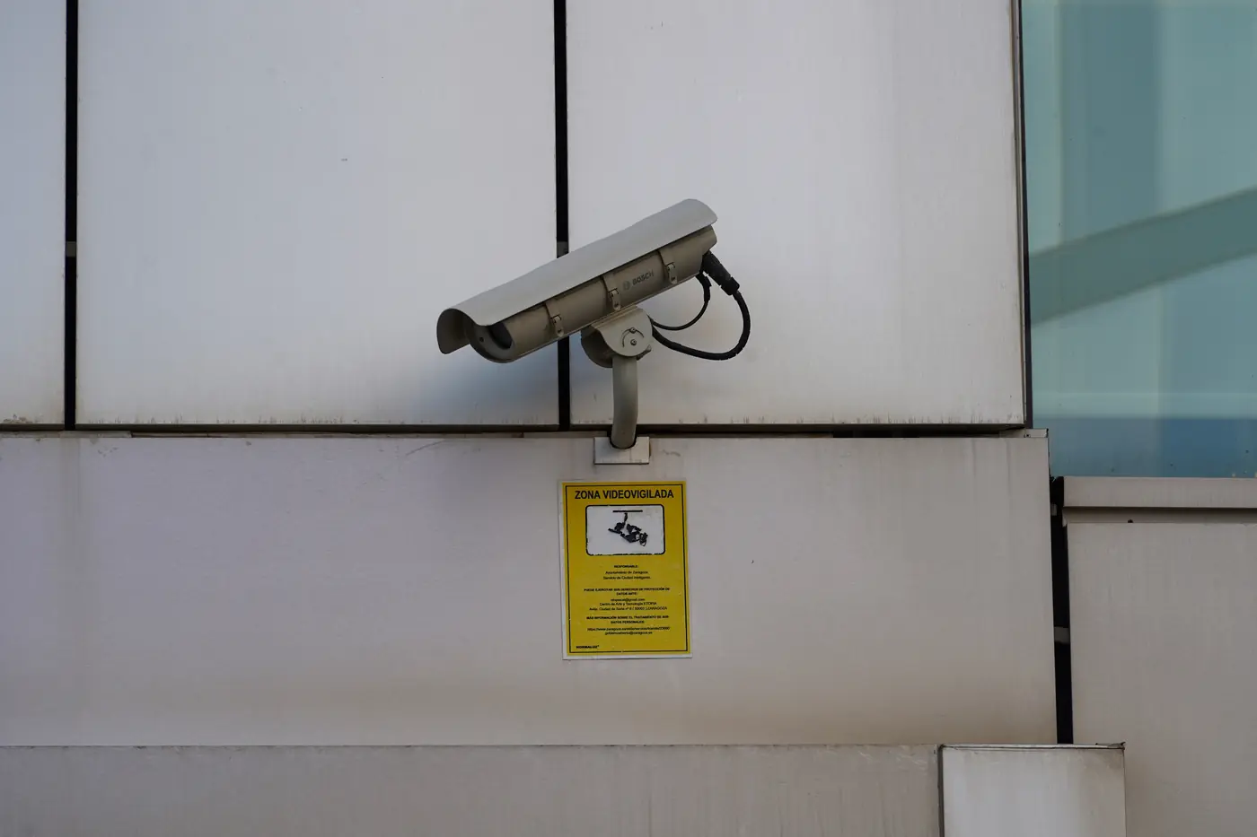 Telecamera di sorveglianza fissata a un muro esterno