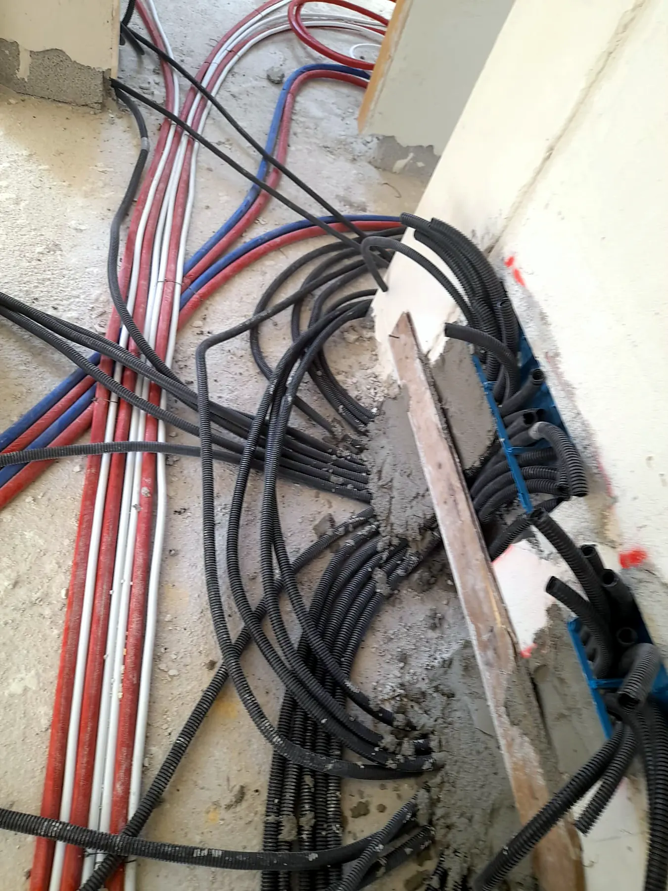 Tubi dell’impianto idraulico e corrugati elettrici che arrivano al collettore