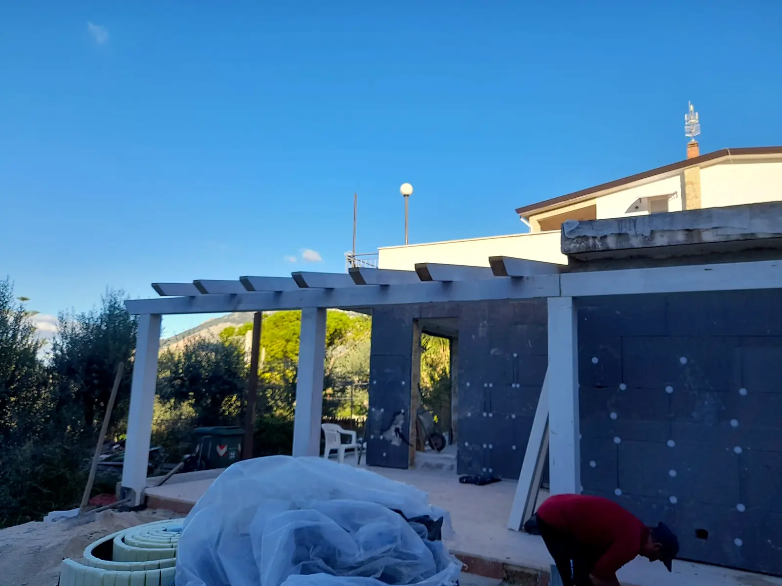 Villa in costruzione con porticato in legno e pareti isolate a cappotto