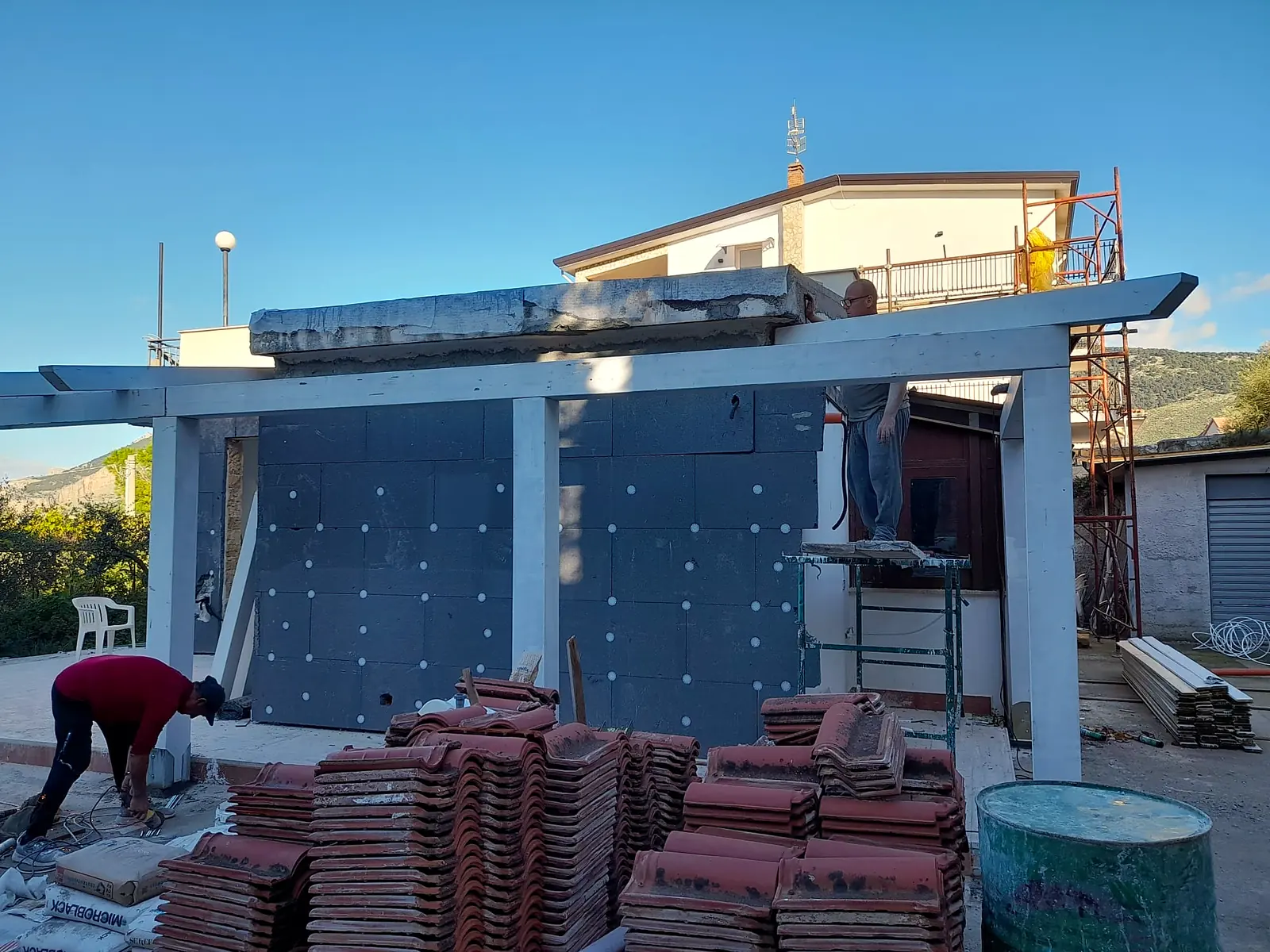 Tegole pronte per la copertura di una villa in costruzione